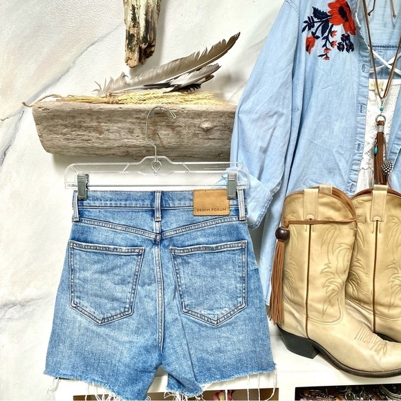 Aritzia DENIM FORUM medium wash denim shorts w rustic/distressed vibe - Picture 8 of 11